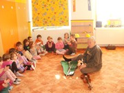 návštěva -housle školka